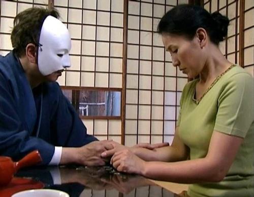 【ヘンリー塚本】五十路の巨乳熟女のヘルパー。要介護者と思って安心していたらセックスを求めてきた！