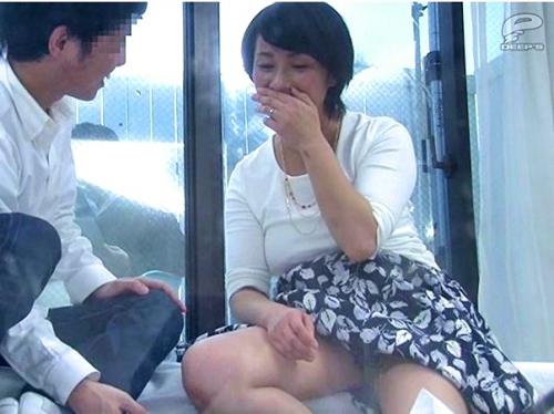 【MM】中山香苗。「本当は若いコがイイんじゃないの？？」四十路の上品で豊満な奥様と童貞くんを密室でモニタリング！