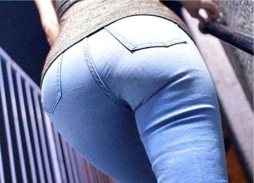 【原ちとせ】親父とイチャついてた見るからにエロそうな熟女愛人がボクのオチンポ世話をしてくれた…