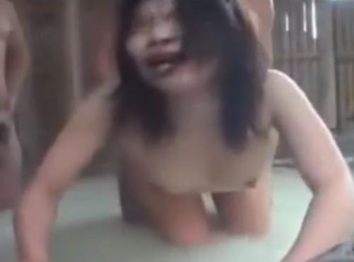 【ハメ撮り】素人熟女妻が温泉旅行でSM輪姦レイプ！温泉で激しく突かれて身悶える女…