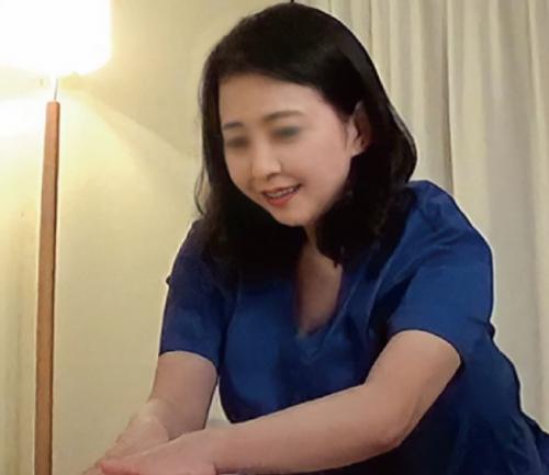 【人妻マッサージ】出張おばさんにフル勃起チンポを見せつける男ｗ裏で交渉して豊満な身体にガン突き！