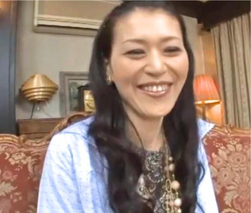 五十路なのに綺麗すぎるスレンダー人妻熟女とセックス！貧乳で敏感なおっぱいを責めてピストン！