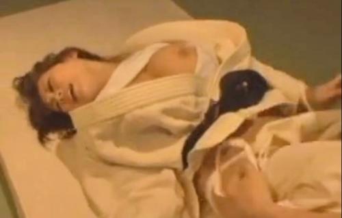 【昏睡、レイプ】爆乳の女柔道家を眠らせ犯そうとする男！道着を脱がすとマシュマロおっぱい！