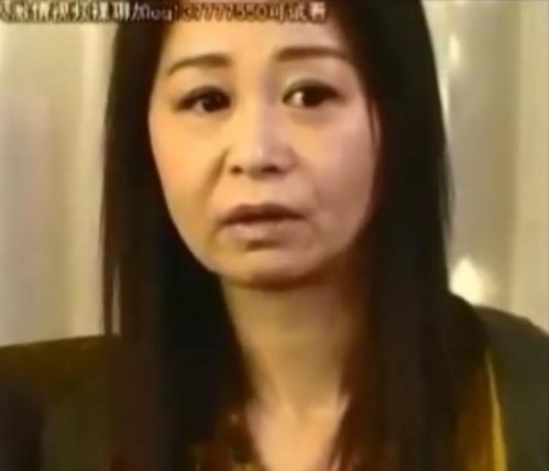 【ヘンリー塚本】スワッピングセックス！旦那の狂った性癖で他人の男に寝取られる上品な四十路妻！旦那の目の前であえぐ！