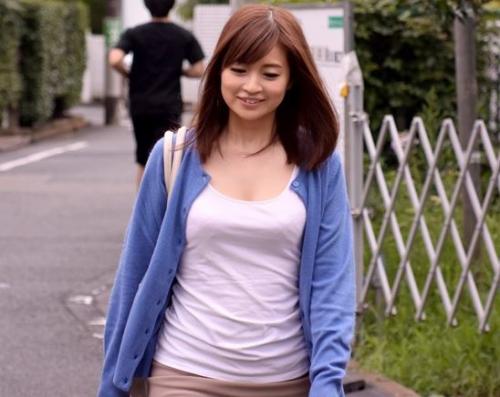 【母の友人】憧れのママ友を抱きしめる童貞！欲求不満の熟れた身体は敏感にチンポを求め筆おろしをしてしまう！