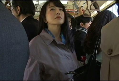 【FAプロ】浅井舞香。露出癖のある四十路の淫乱熟女。今日も上着の下は全裸での通勤がやめられない変態女。