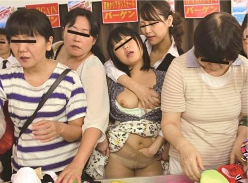 バーゲンで物色中の女性客をレズ痴女店員が媚薬モリモリで痴漢！ペニバンで後ろから秘部をなぞる…