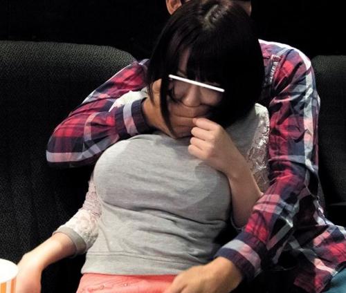 【レイプ】映画館で変態男に媚薬バイブで責められる爆乳美女！目がトロンとしてチンポしか見えなくなっちゃうｗ