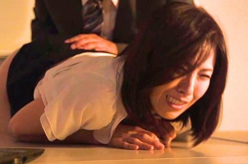 【ながえスタイル】スレンダー巨乳の熟妻が弱みを握られ社内でレイプされる！決して訴えることも出来ず泣き寝入り！