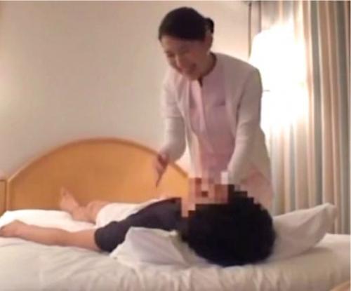 【出張マッサージ】おばさんの指圧でムラムラしちゃった男！無理やり迫ったら発情スイッチONする人妻熟女！