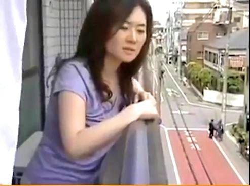 【ヘンリー塚本】性欲の強いスレンダー巨乳の団地妻が業者を誘惑して部屋に連れ込み寝取られセックスで性欲を満たす昼下がり。