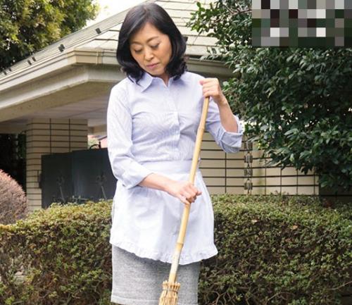 六十路還暦人妻熟女母が息子のチンポに絶頂！エロマッサージで吐息が漏れた母を見て秘部に手を伸ばす…