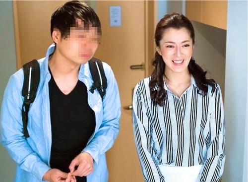 【母子相姦】熟女母に勃起しちゃう歪んだ性癖の息子！マラを見せつけて欲情を誘いぶちかます！