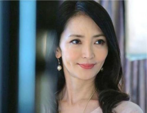 【四十路熟女】巨乳でスレンダーな美魔女人妻がオナニーだけじゃ飽き足らずAV初撮りデビュー！