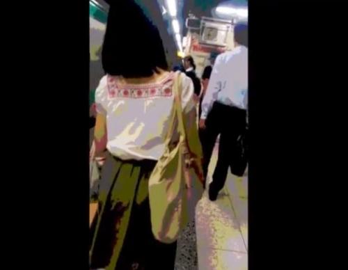 【盗撮】駅で見つけたお姉さんのパンツを痴漢レイプ！スカートの中に手を入れて尻を弄り隠し撮り♡