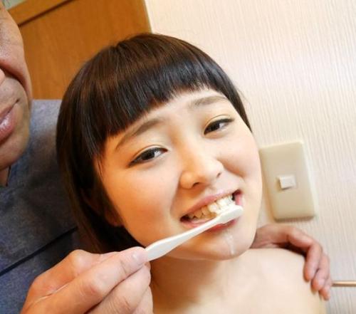 【近親相姦】母親がいないときに義父からエッチないたずらをされる童顔美少女…まるで歌うようにむせび泣く！