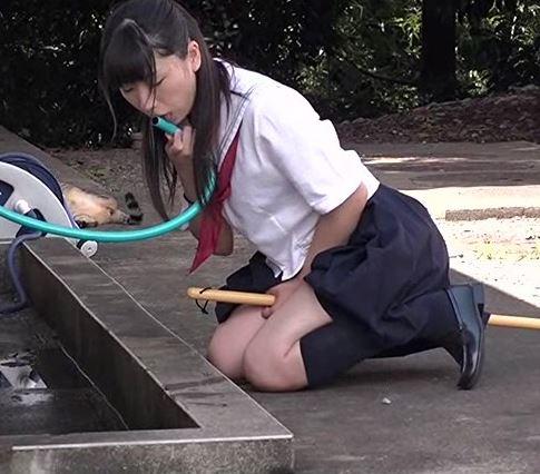 【JK】制服美少女が媚薬をキメられお外でオナニーをする淫乱メス犬に！家まで我慢できず水道のホースで…