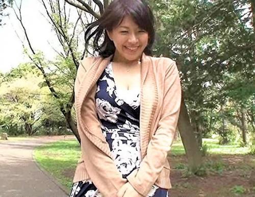 【人妻、38歳】上品な奥様。しかし脱いだら爆乳でデカ尻のムッチリ豊満な女。フェラがイイ！バックから見るケツがイイ！