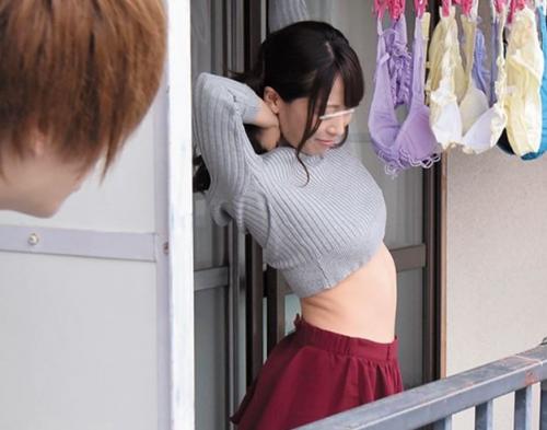 【人妻】隣の奥様がノーブラミニスカパンチラで男を誘惑！勃起しちゃったから部屋へ連れ込み不倫セックス！
