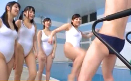【フリーダム学園！巨乳だらけの水泳部！】ペ二バンでアナルを掘られ、逃げれない状態で股間をマジ蹴りされるドMな男！