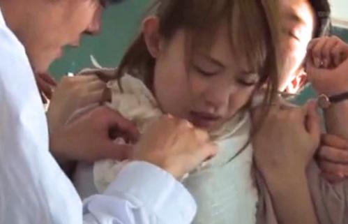 【女教師】巨乳でデカ尻の美しい先生が生徒たちにレイプされる！教室で数人の男たちに犯される！