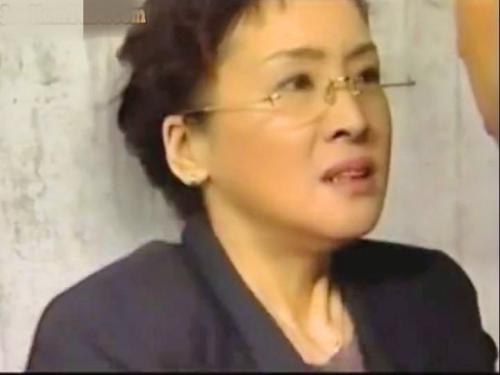 【ヘンリー塚本】五十路熟女の友の母と不倫関係に！知的な眼鏡のおばさんが若い男の男根を欲しがり性欲にまみれる！