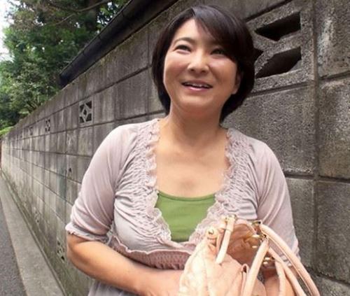 【熟女】五十路の巨乳人妻熟女が童貞を筆おろし！若くて未経験なチンポに大興奮のメス犬！