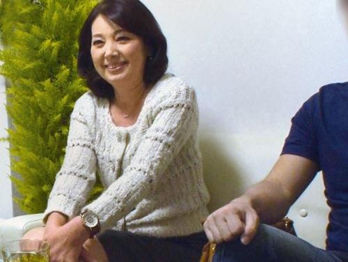 【熟女】「もっとちょうだい♡」お金のために息子のチンポを握る母親！近親相姦でノリノリ愛液垂れ流しセックス！