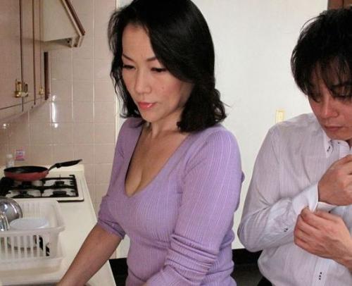 【近親相姦】五十路人妻熟女は淫らに息子を誘う…大きくなったイチモツに欲情を抑えられない！