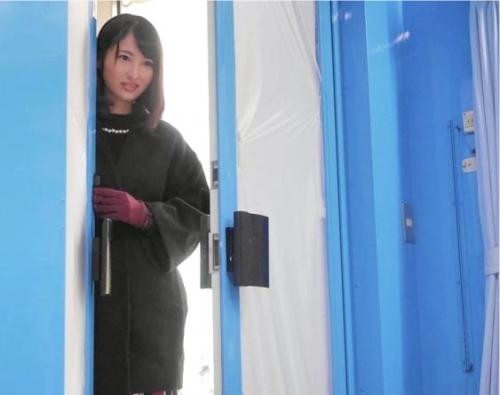 【人妻ナンパ×MM】押したらヤレちゃいそうなセレブ人妻がマッサージのエロテクでイキかけ！乳首舐め不倫SEX！