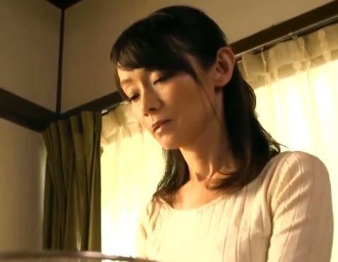 【近親相姦】野菜でオナっちゃうドスケベ五十路母！デカマラ息子を見て我慢できず禁断の性行為！