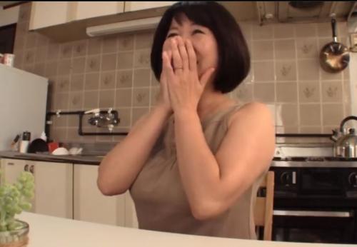 【嫁の母、中出し】妻が旅行中に義母とセックスしてしまう。あまりの気持ち良さに暴発して膣内に精子を流し込む。