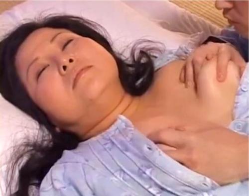 【近親相姦】豊満ぽっちゃり人妻熟女母の寝ている姿に欲情した息子！欲望の限りセックスを堪能する！