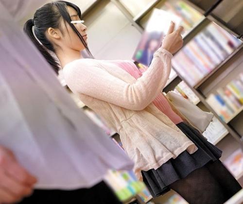 本屋で立ち読み中の巨乳美女を媚薬リモバイレイプ！声を我慢しながら発情しチンポを求めるメス犬になるｗ
