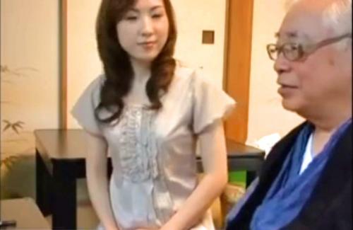 【中出し】介護してくれる美熟女に欲情した義父がマッサージを理由にセックスに持ち込む絶倫ぶり。