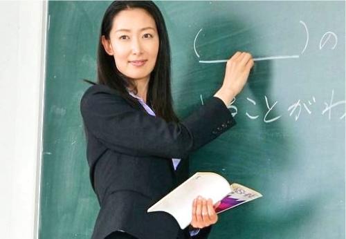 【熟女レイプ】教え子に犯された女教師…抱きつかれて抵抗した途端に腹パンで気を失わされる