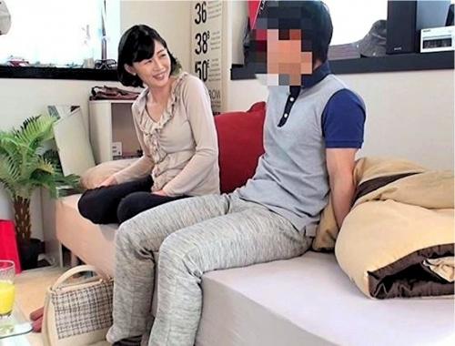 【熟女ナンパ】秀麗な人妻をイケメンがナンパ！マジ口説きに照れちゃって勢いで不倫SEX