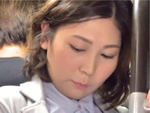 【痴漢】ぽっちゃりおばさんをコッソリ弄る変態男…デカ尻に勃起MAXチンポを押しつける！