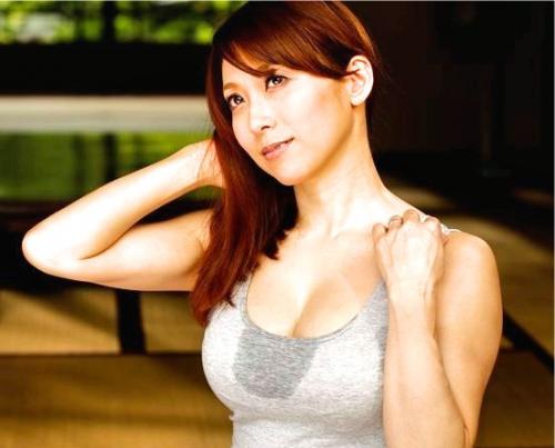 夏真っ盛りで無防備に薄着を晒す義母！久しぶりの帰郷で滴る汗に興奮した息子はデカマラで襲ってしまう。