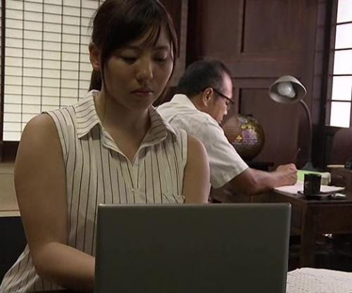 【ヘンリー塚本】息子の服役中に義父と二人で暮らすことになった母親、男はおっぱいに欲情を隠しきれなかった…