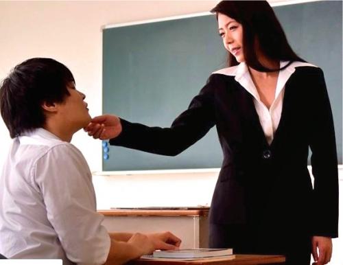 四十路人妻熟女教師の三浦恵理子が妖艶なボディで生徒たちを次々と喰っていく…
