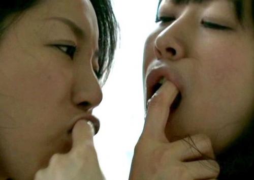 【ヘンリー塚本】卑猥すぎる人妻たちが濃厚ディープキスのレズセックス！乳揉みクンニで快楽を分け合う…