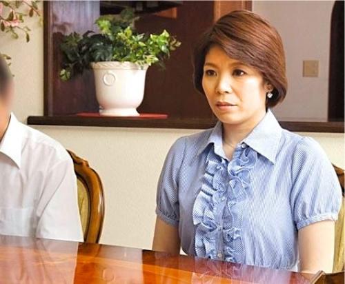 【熟女】息子の万引きをネタに担任の先生が五十路人妻熟女を脅し手篭めにする！