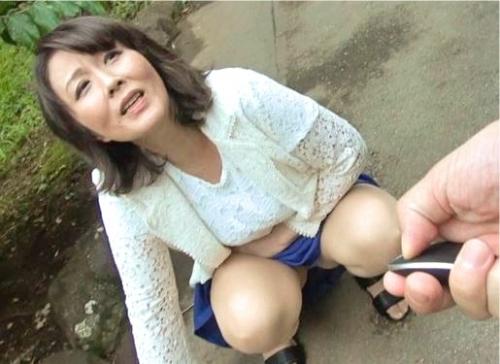 【人妻熟女】欲求不満の四十路奥様と不倫！ずっとバイブ入れっぱなしで感度MAXの恥辱温泉旅行！