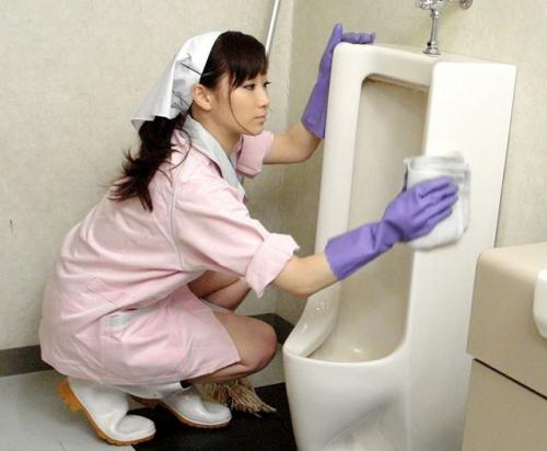 【川上ゆう】お掃除おばさんが会社員の脅しに屈して犯される…他の社員を誘惑させられ肉棒をしゃぶった。