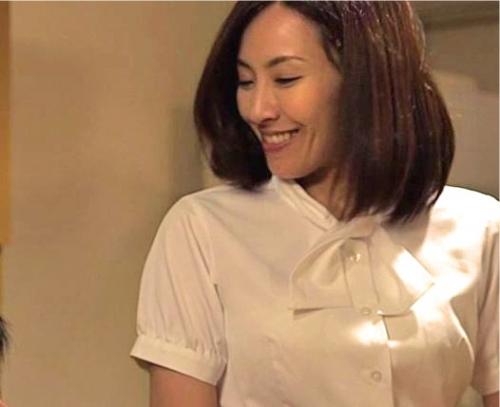 【レイプ】弱みを握られた人妻熟女が鬼畜男に肉棒を膣奥深く挿入され何度も何度もピストン責め！