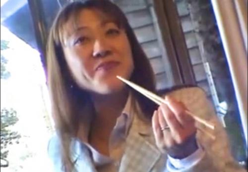 【人妻、不倫旅行】細身で美乳の30代の主婦と温泉宿でヤリまくりの浮気セックス！シロウト感丸出しの感じ方がエロい！