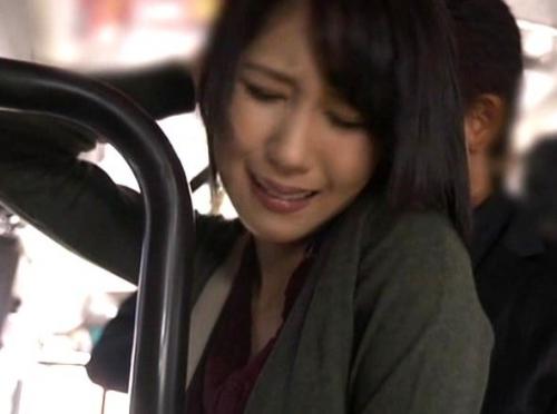 電車で痴漢された人妻！さらに自宅へ上がりこんできて犯され…男のテクに逆らえない女はイキ果てる！