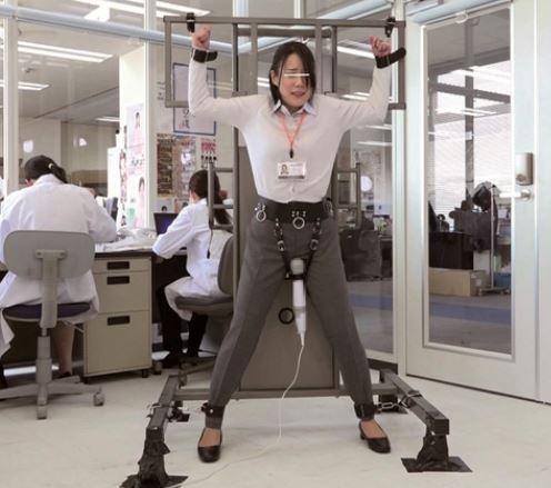 【企画×科学ラボ】SOS女子社員を拘束して10万回転のバイブ責め！敏感なオマ◯コはイキまくりお漏らしまくりｗ