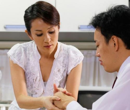 【嫁の母】義母がエロすぎて辛い…艶っぽい四十路の身体に興奮した娘婿の激情ピストン！